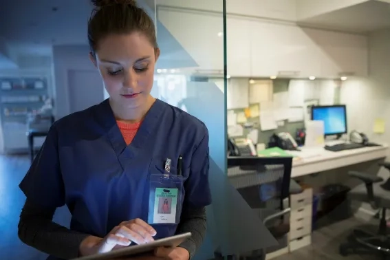 infirmière avec une tablette
